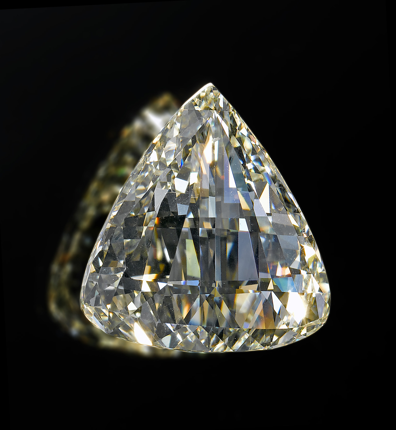 Facettierter Diamant in Tropfenform auf schwarzem Hintergrund