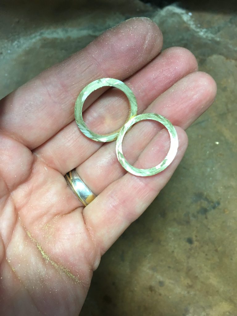 Der Ring hat eine ordentliche Stärke, aber es fehlt ein Teil