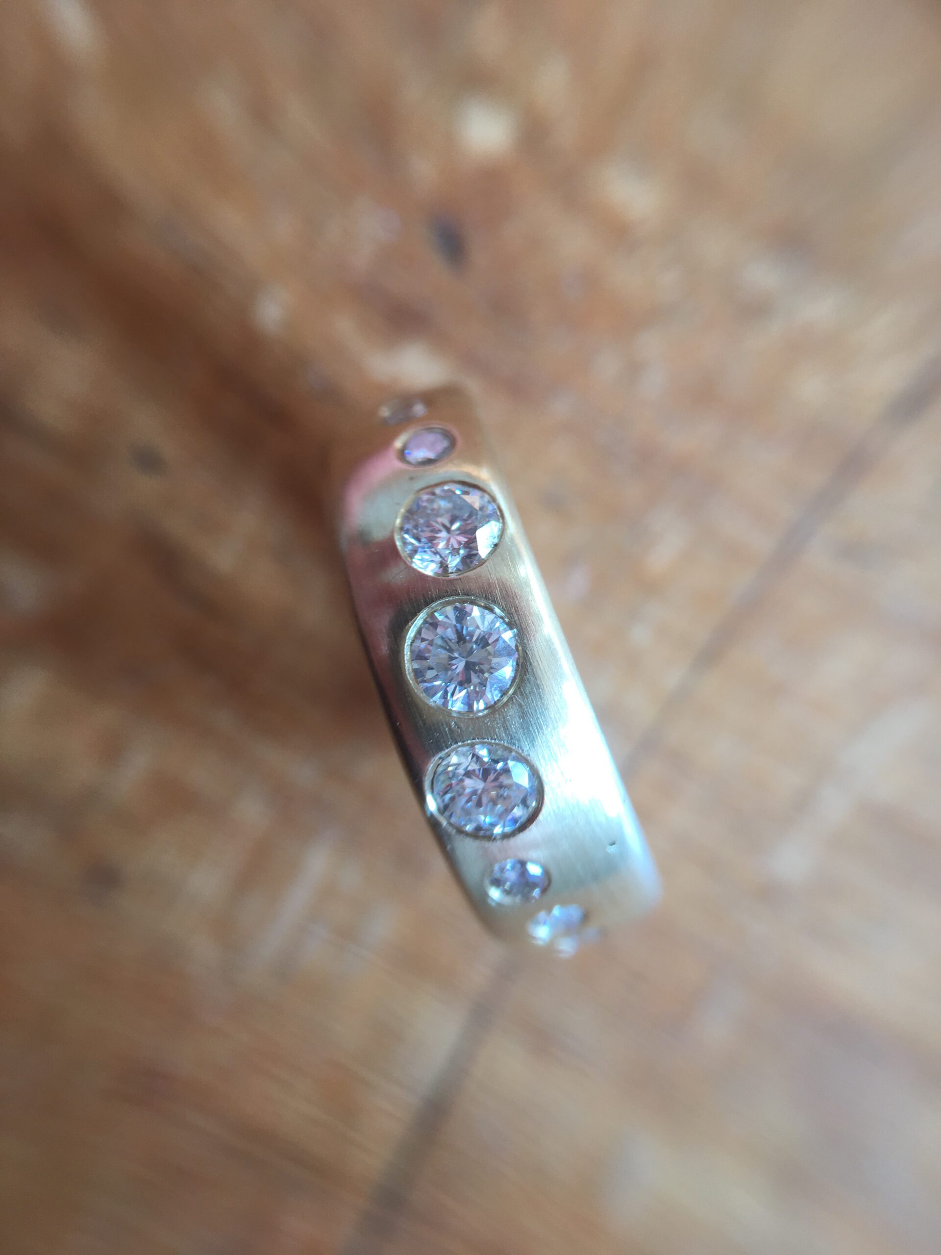 Handgefertigter Ring mit mehreren Brillanten