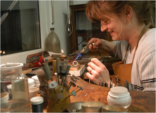 Britta Schwalm bei der Arbeit in ihrer Goldschmiede